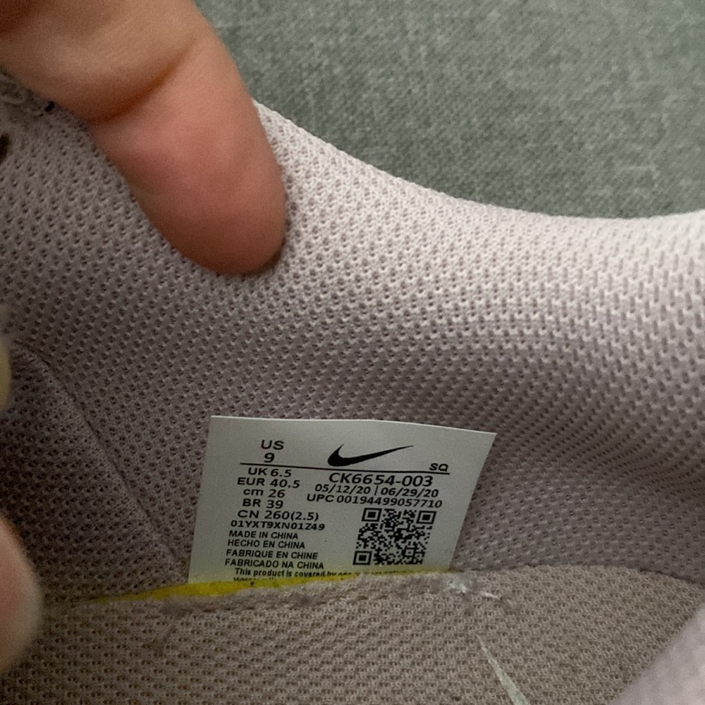 Low dunk Nikes - Picture 4 of 4